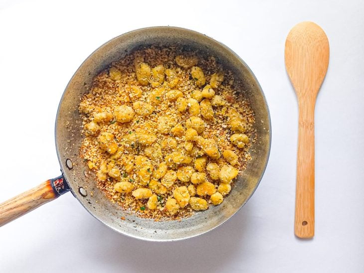 Farinha panko adicionada a panela.