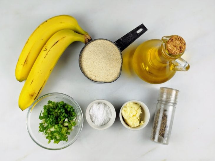 Ingredientes reunidos em uma bancada.