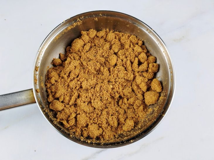 Farinha de mandioca torrada adicionada a frigideira.