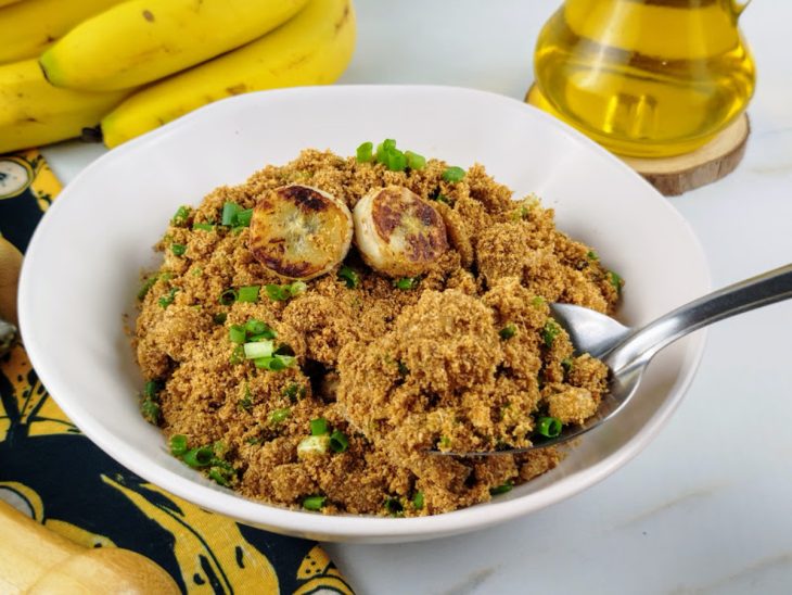 Farofa de banana pronta para consumo em um prato redondo.