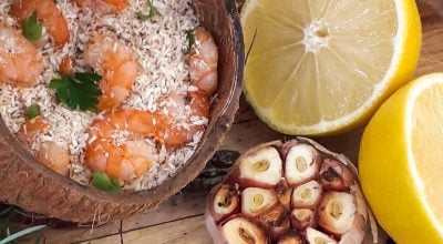 Farofa de coco com camarão e limão siciliano