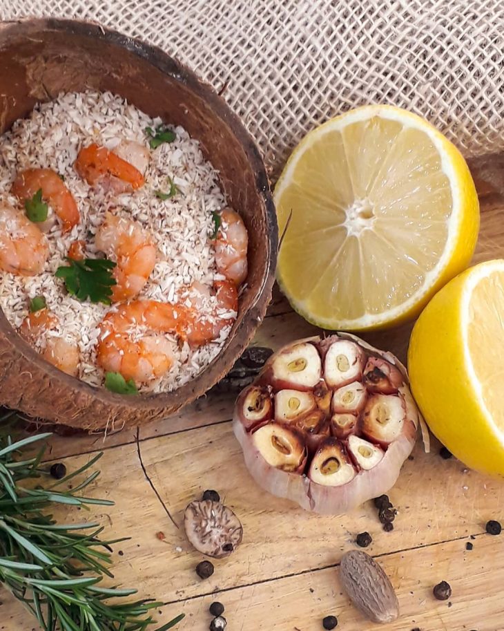 Farofa de coco com camarão e limão siciliano