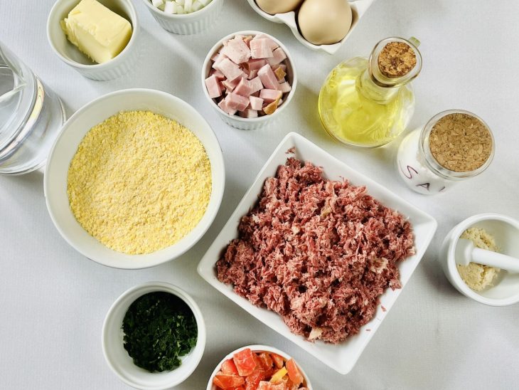 Ingredientes separados sobre a bancada.