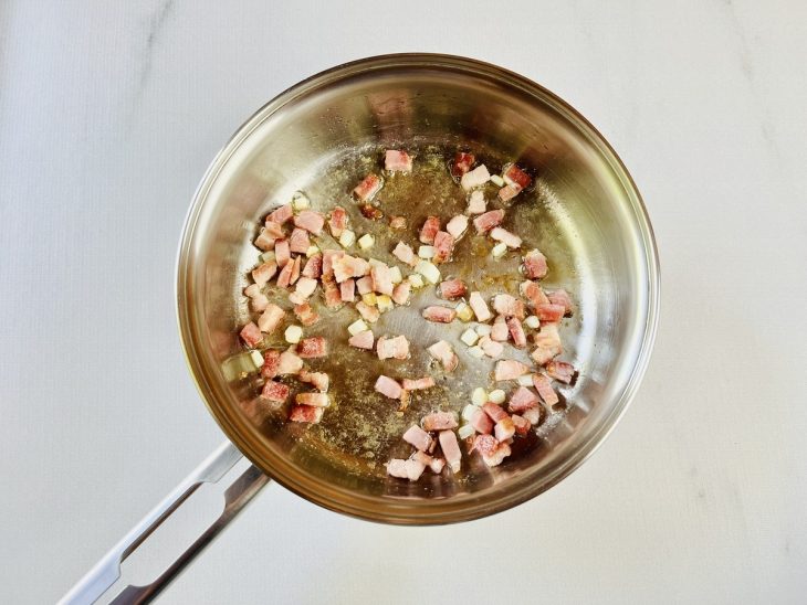 Bacon fritando na panela.