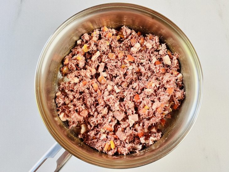 Pimentão e carne de sol refogados na panela.