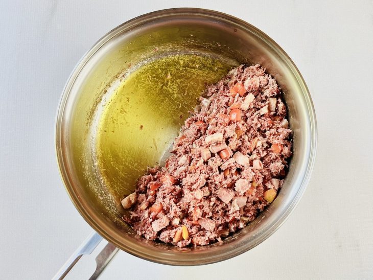 Refogado em metade da panela.