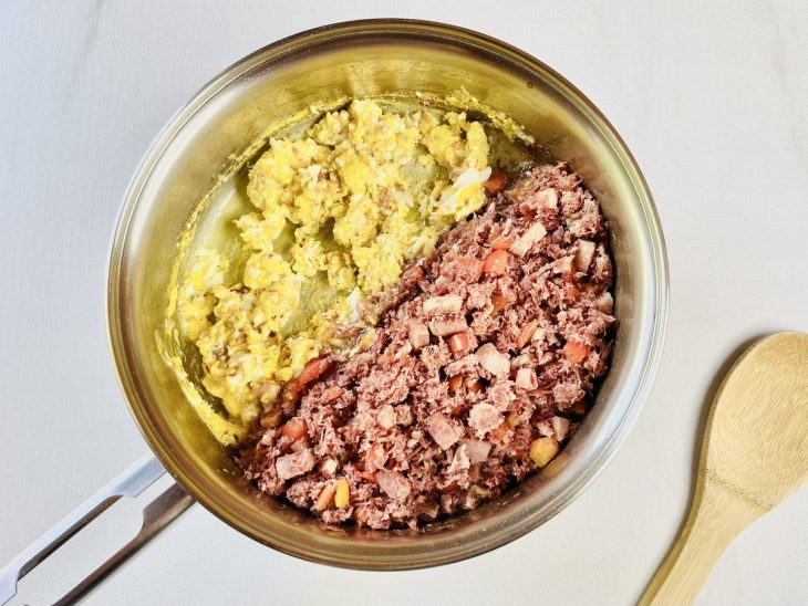 Ovos adicionados ao refogado.