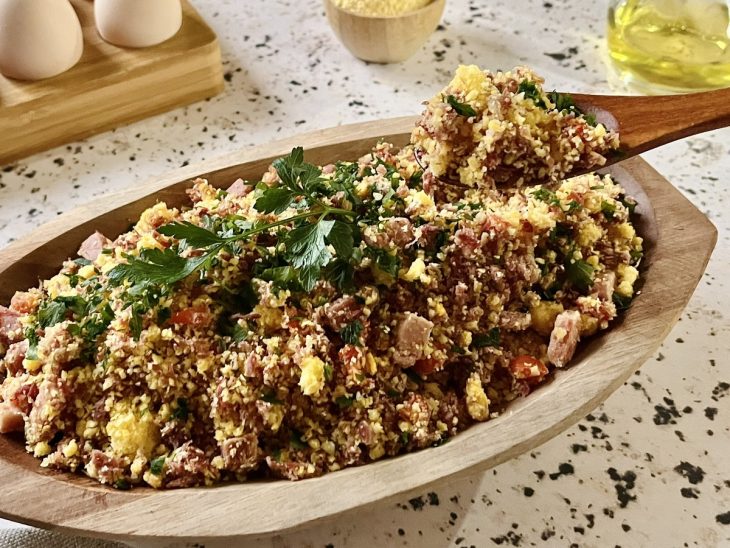 Farofa de cuscuz com bacon servida.