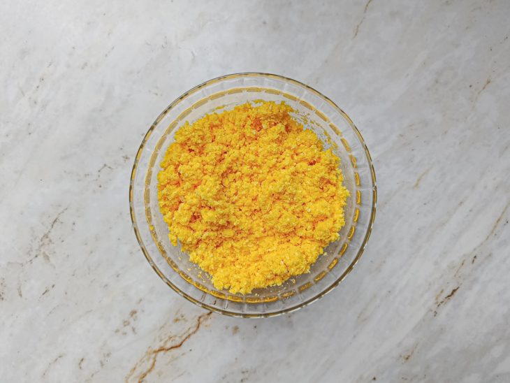 Flocão hidratanto numa tigela.