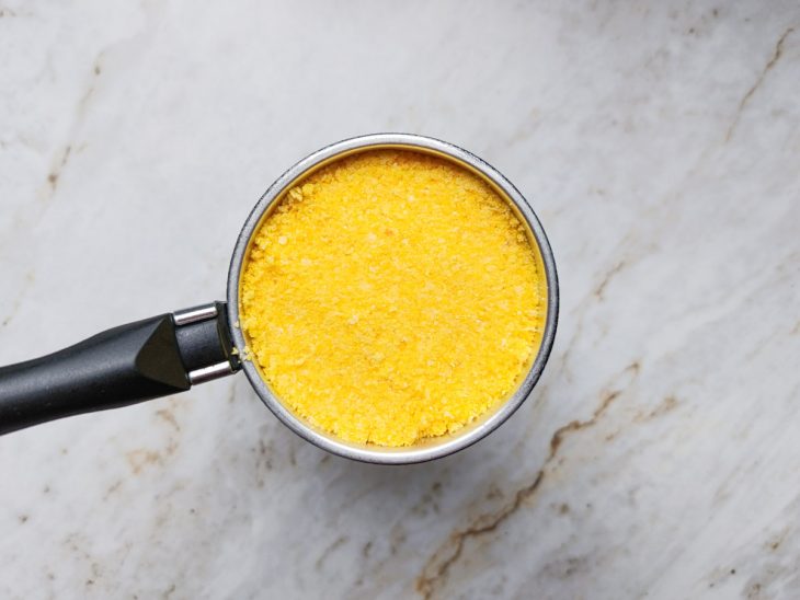 Cuscuz hidratado na cuscuzeira.