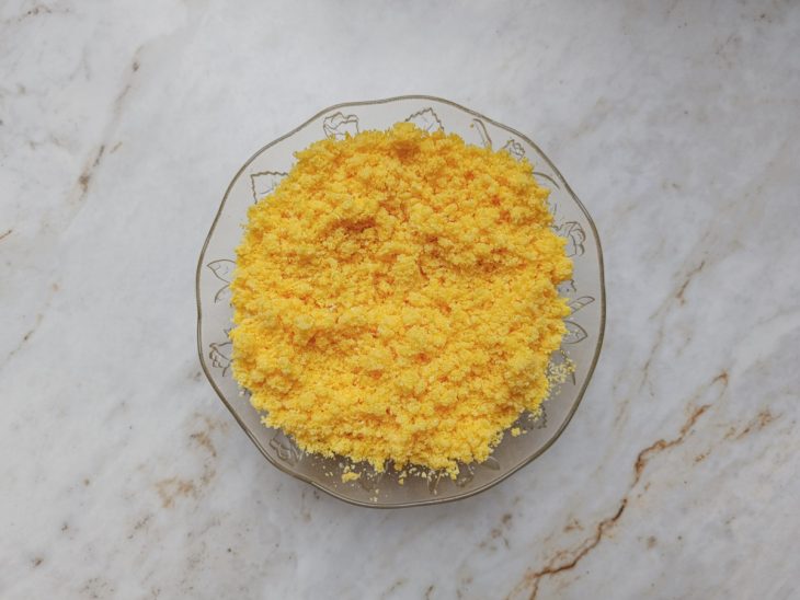 Numa tigela, o cuscuz esfarelado.