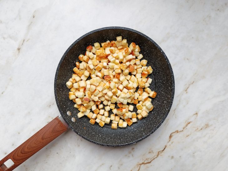 Na frigideira, o queijo coalho frito.