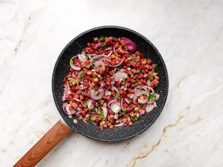 Calabresa e bacon incorparados na frigideira.