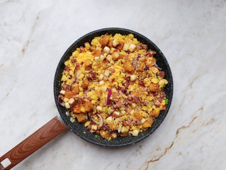 Cuscuz adicionado aos ingredientes.