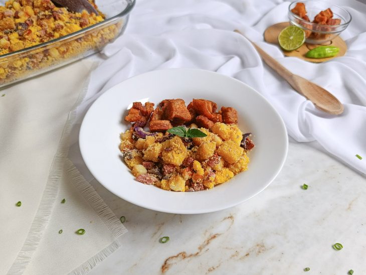 Porção da farofa servida em prato.