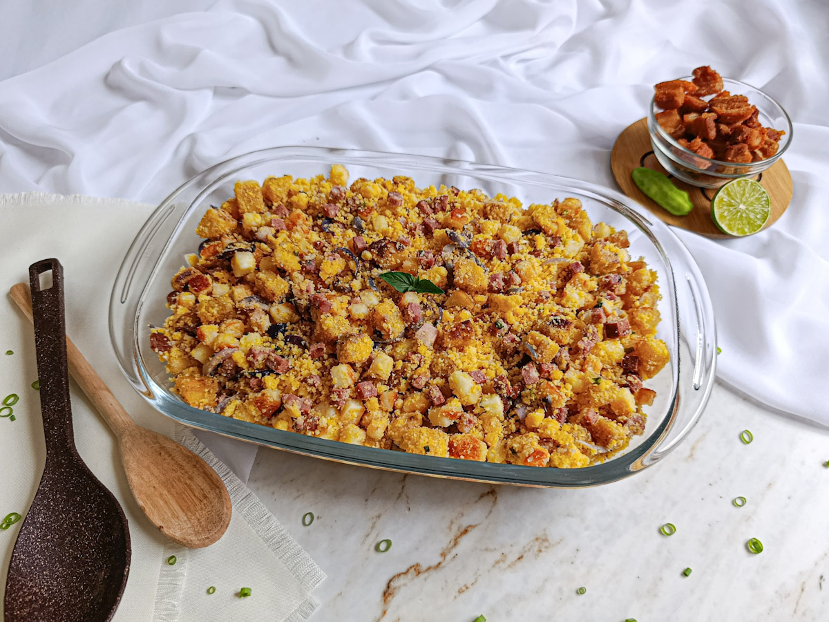 Farofa de cuscuz com calabresa