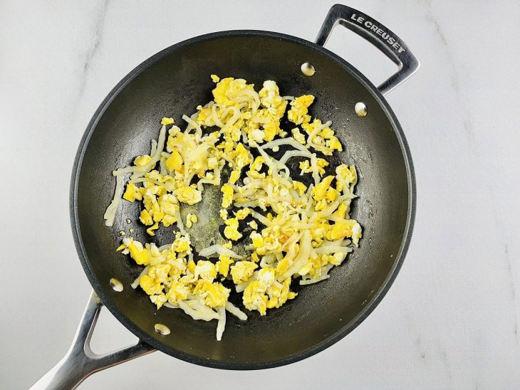 Ingredientes refogando na panela.