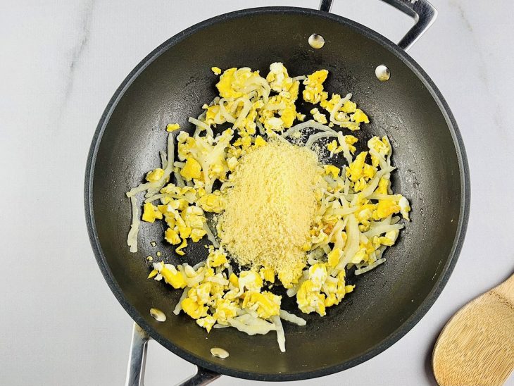 Queijo ralado na panela.