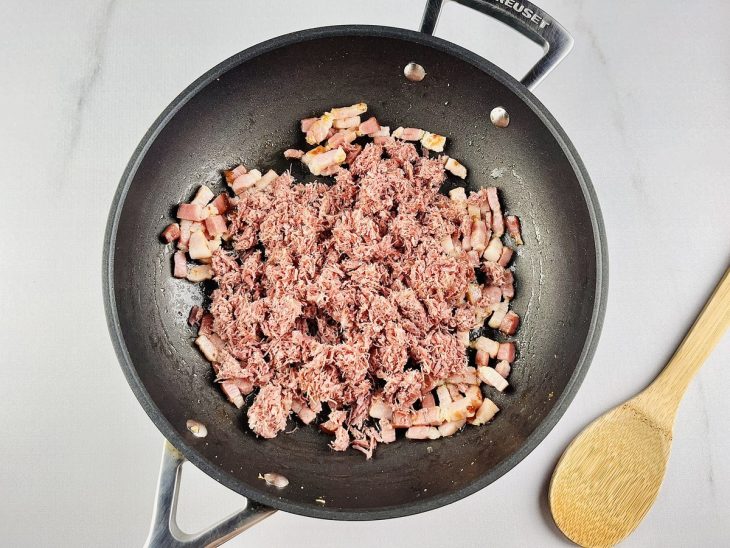 Bacon e carne seca fritando.