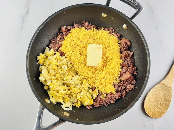 Ingredientes fritando na panela.