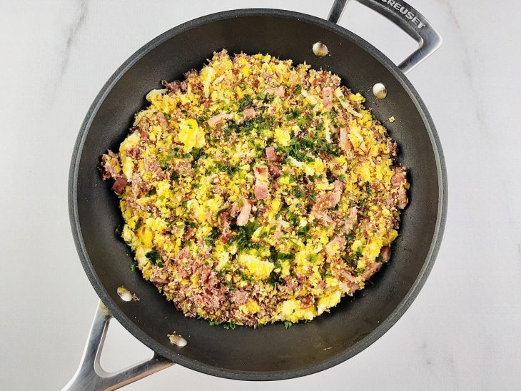 Farofa de cuscuz com ovo na panela.