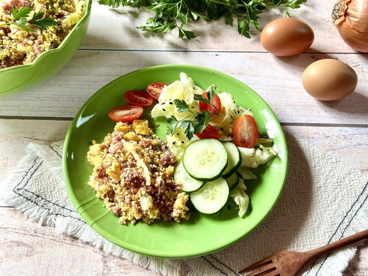 Farofa de cuscuz com ovo servida.