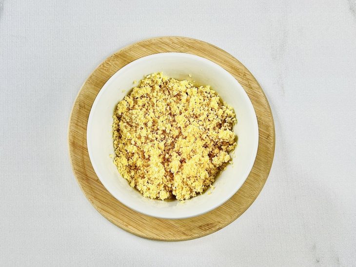 Flocão de milho hidratado num recipiente.