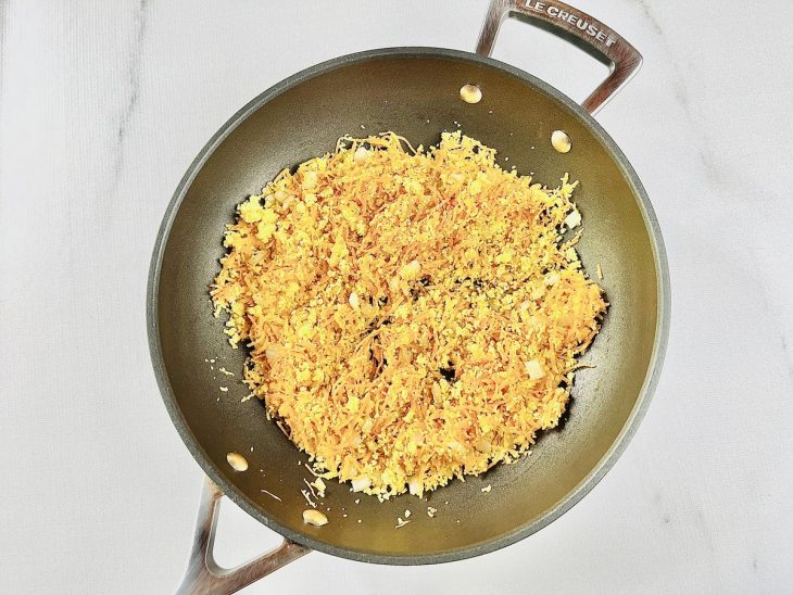 Sal, temperos e flocão adicionados na panela.