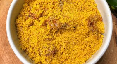 Farofa de dendê com camarão seco