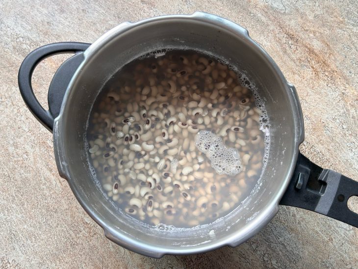 Feijão-fradinho com água numa panela de pressão.