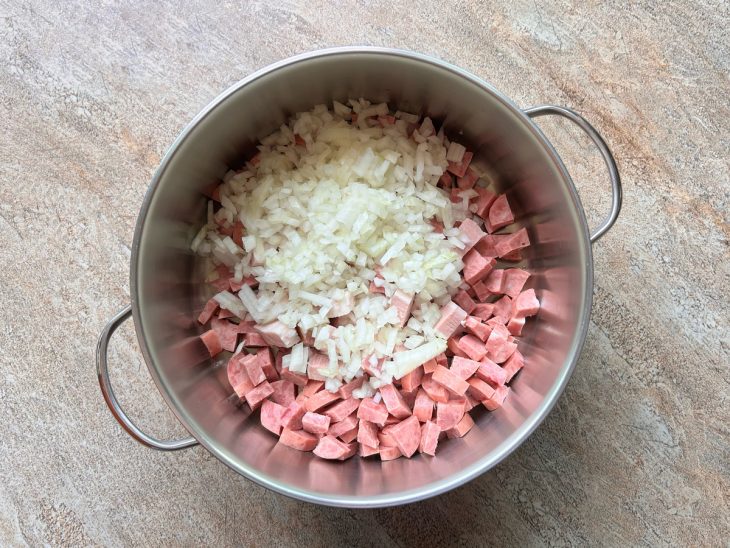 Cebola, bacon e calabresa numa panela.