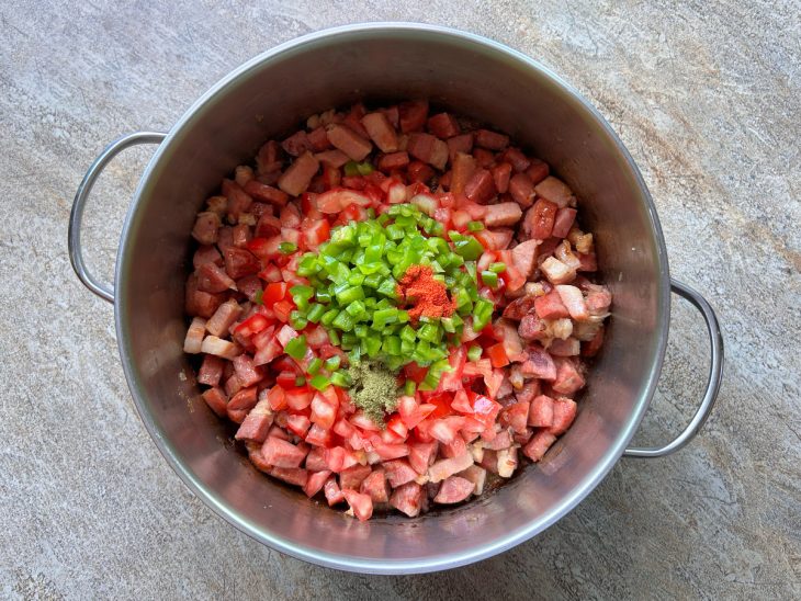 Ingredientes e temperos adicionados na panela.
