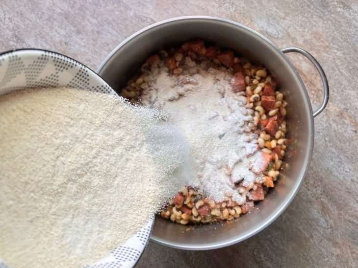 Farinha adicionada na panela.