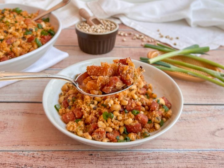 Farofa de feijão-fradinho pronta para consumo.