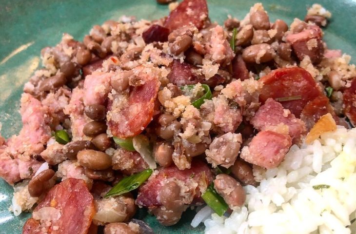 Farofa de feijão-fradinho e bacon