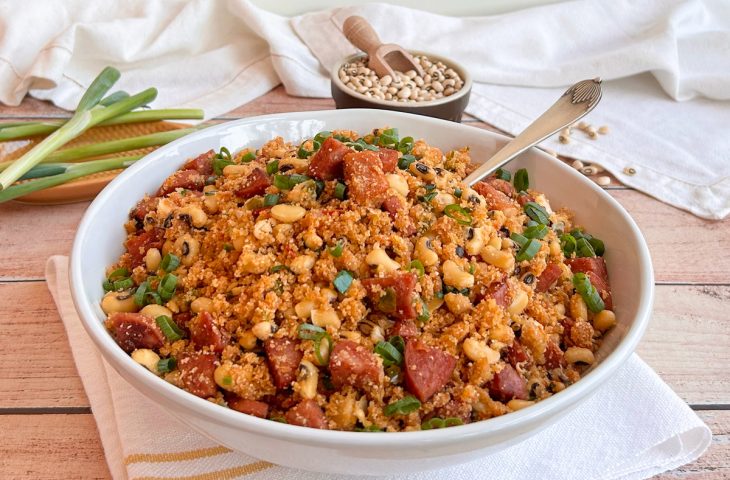 Farofa de feijão-fradinho e bacon