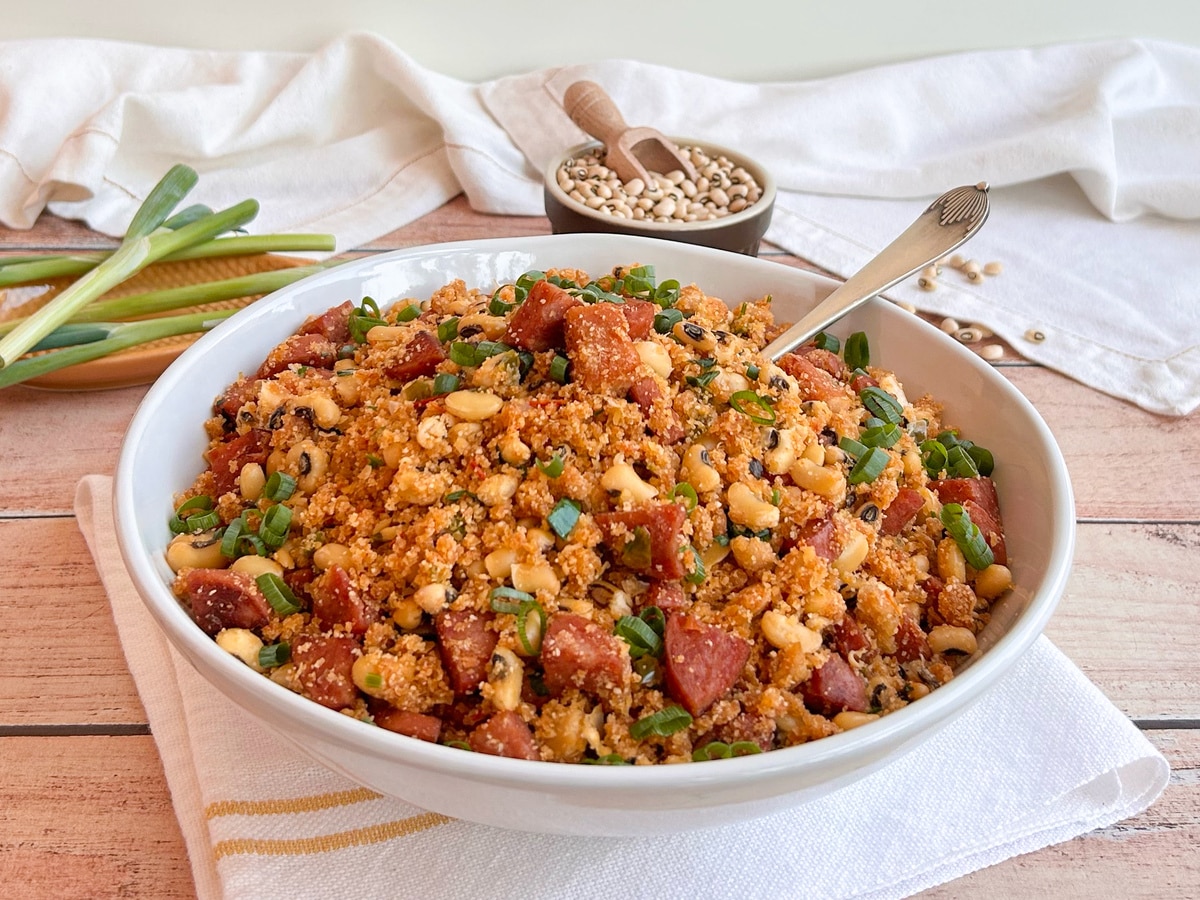 Farofa de feijão-fradinho e bacon