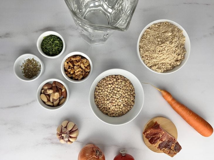 Uma bancada contendo os ingredientes separados.