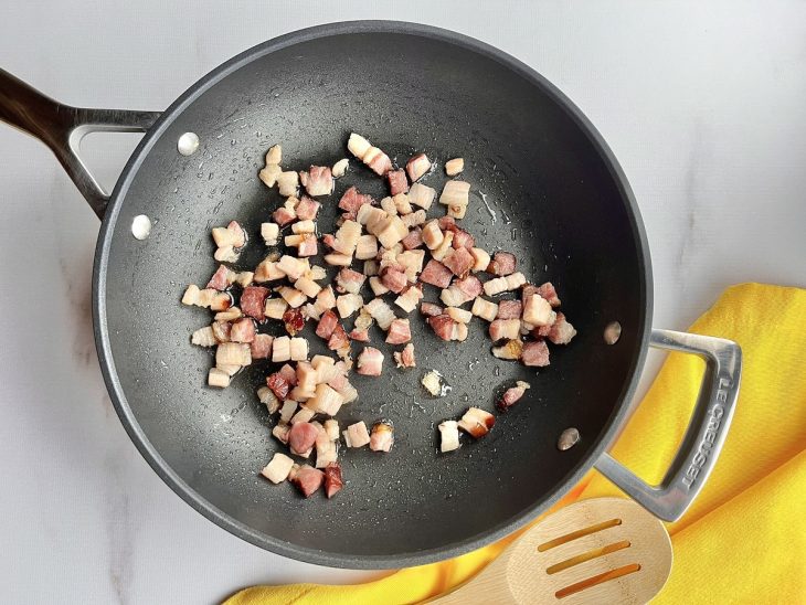 Uma frigideira fritando o bacon.