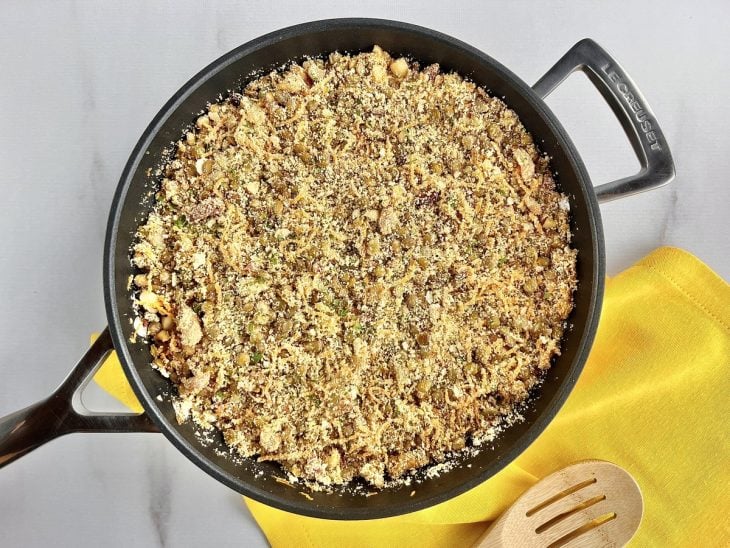 Uma panela contendo farofa de lentilha.