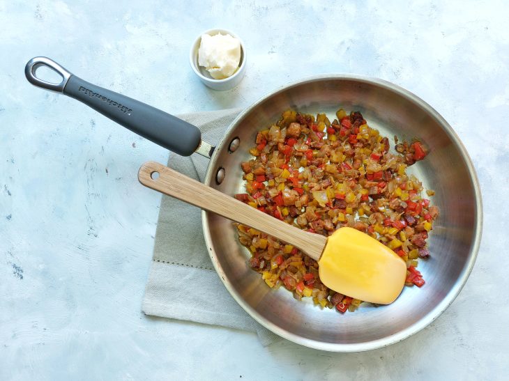 Manteiga adicionada na frigideira com bacon e temperos.