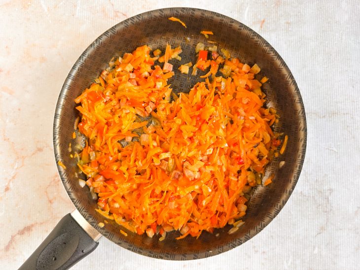 Cenoura adicionada na frigideira.