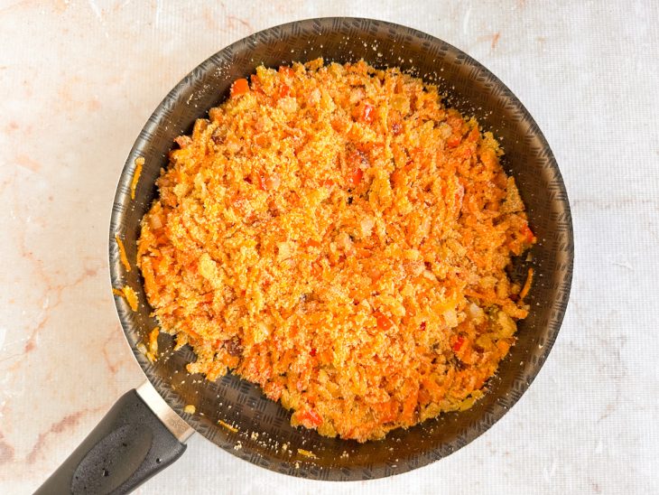 Parte farofa adicionada na frigideira.