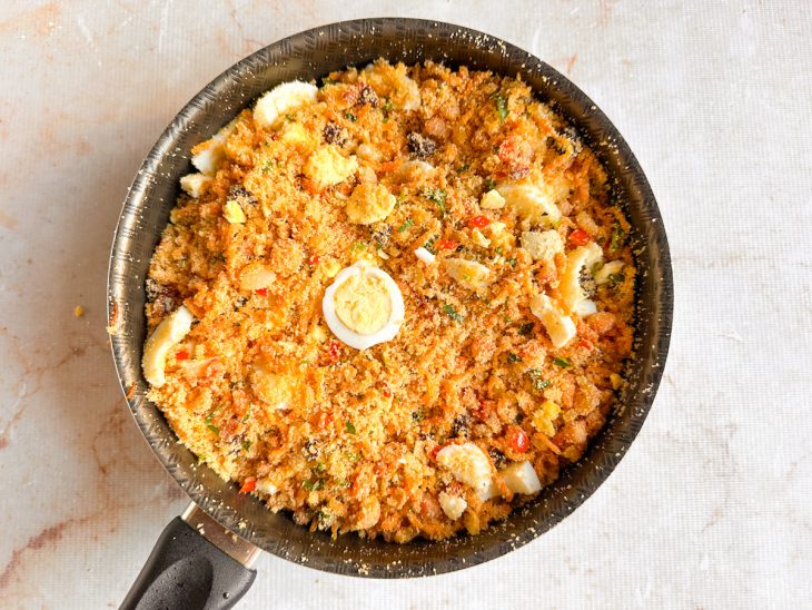 A uva-passa, a salsinha picada e os ovos adicionados.