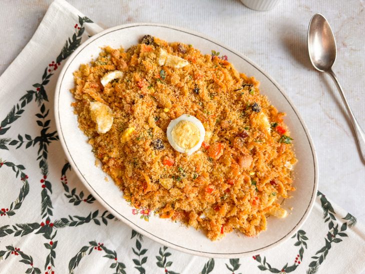 Farofa pronta transferida para uma travessa.