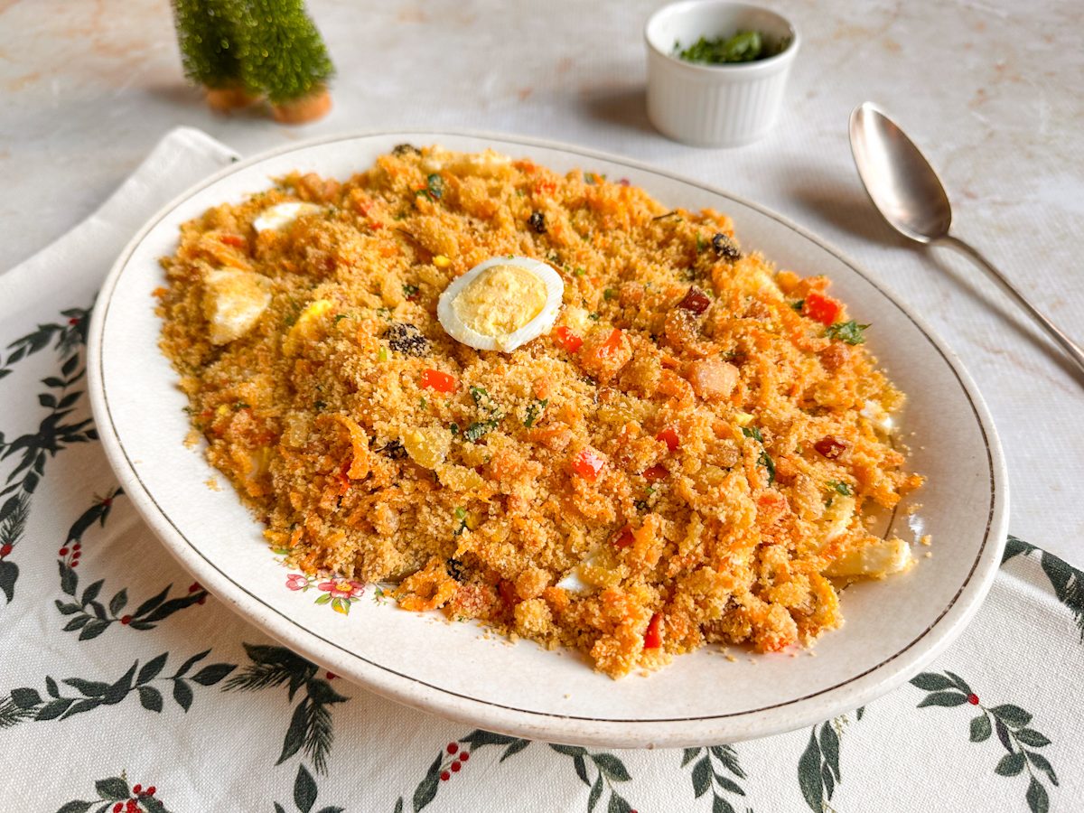 Farofa de Natal com uvas-passas e bacon