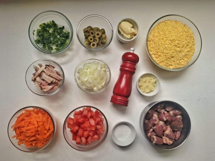 Ingredientes sobre a bancada.