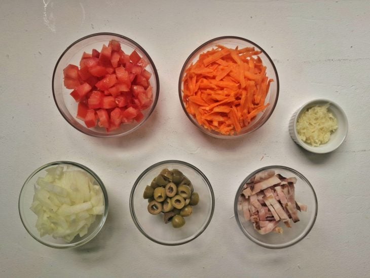 Ingredientes picados em recipientes separados.