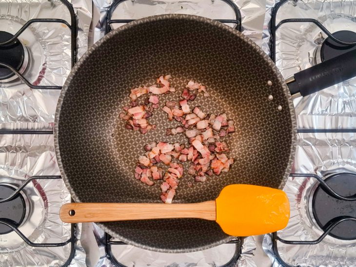 Numa frigideira, o bacon frito.