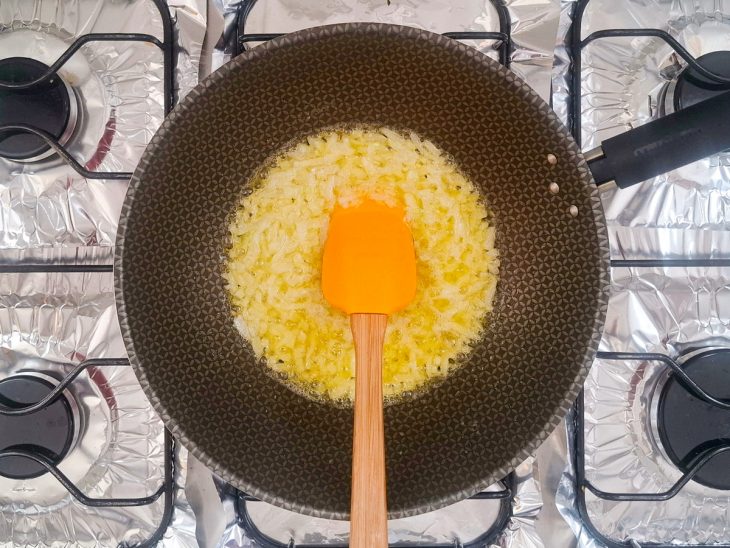 Na mesma frigideira, manteiga, alho e cebola.